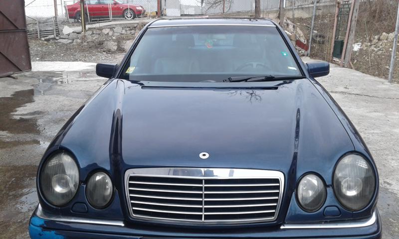Mercedes-Benz E 200, снимка 1 - Автомобили и джипове - 46173453