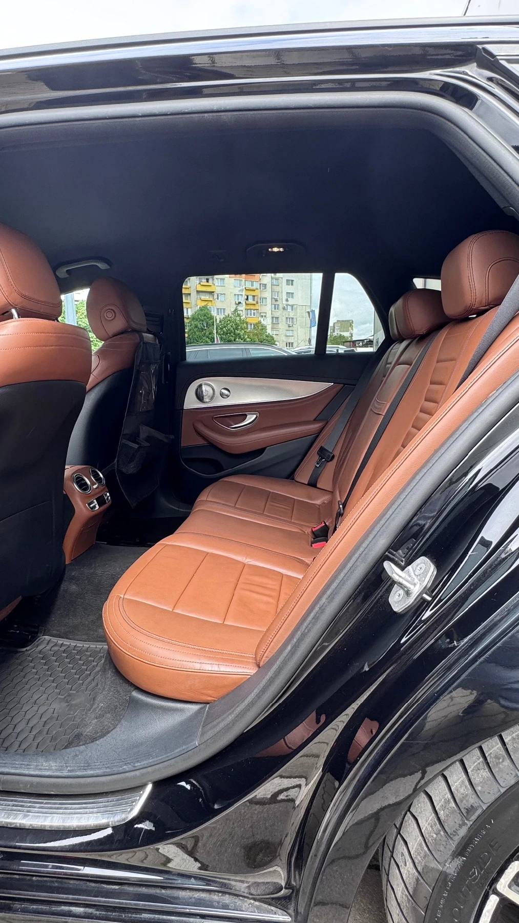 Mercedes-Benz E 350 AMG* 360 CAM* CarPlay* Multibeam* Burmester, снимка 13 - Автомобили и джипове - 54371312