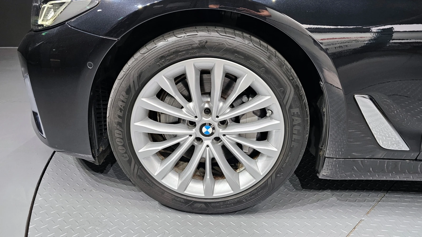 BMW 530 i Luxury| HUD| Distronic| Ventilated Seats, снимка 5 - Автомобили и джипове - 54639360