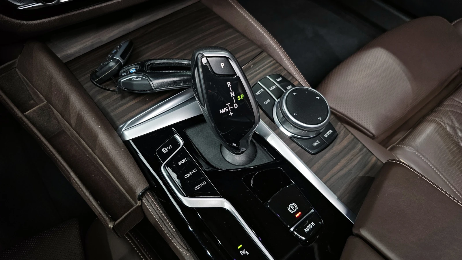 BMW 530 i Luxury| HUD| Distronic| Ventilated Seats, снимка 8 - Автомобили и джипове - 54639360