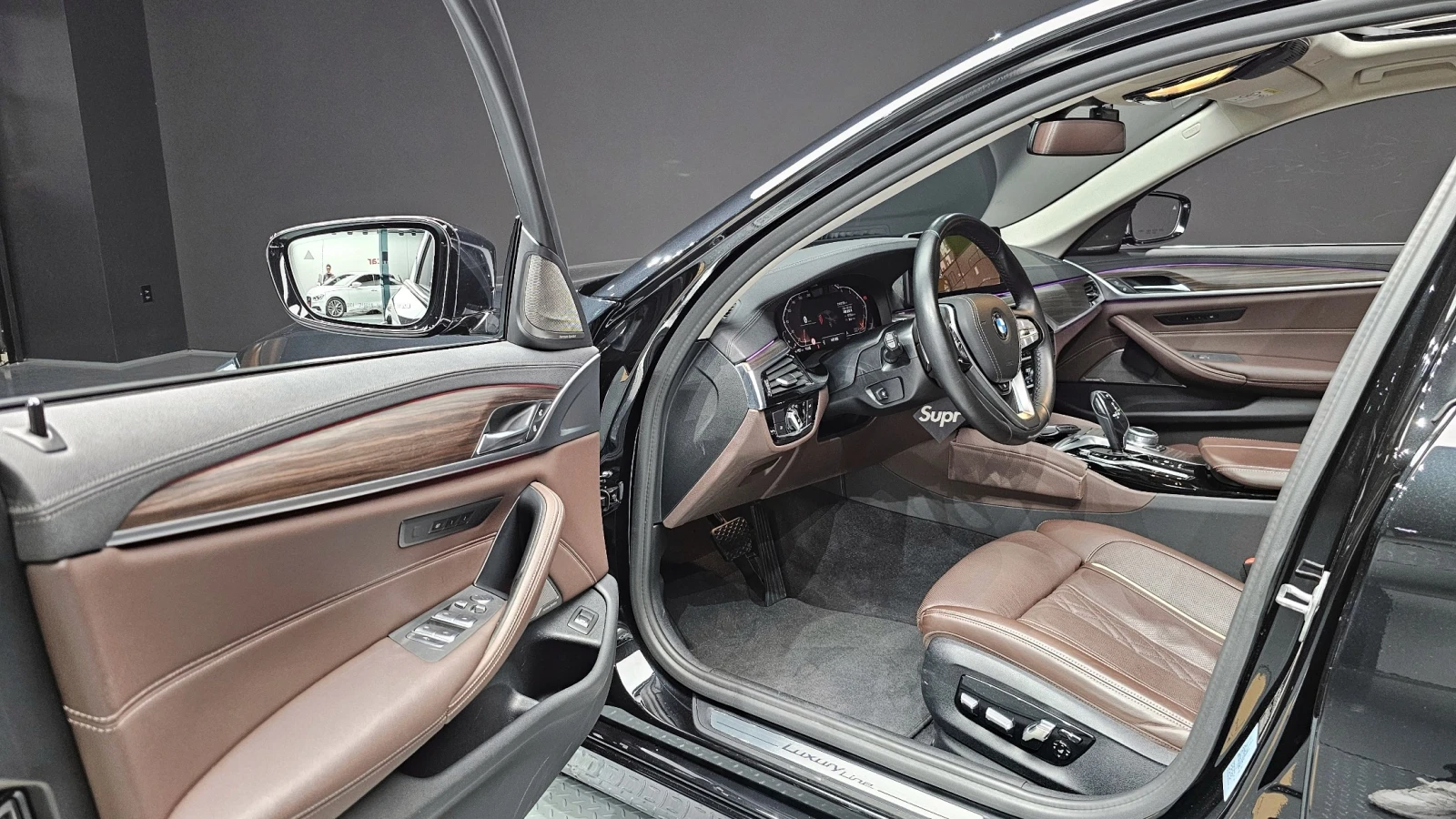 BMW 530 i Luxury| HUD| Distronic| Ventilated Seats, снимка 9 - Автомобили и джипове - 54639360