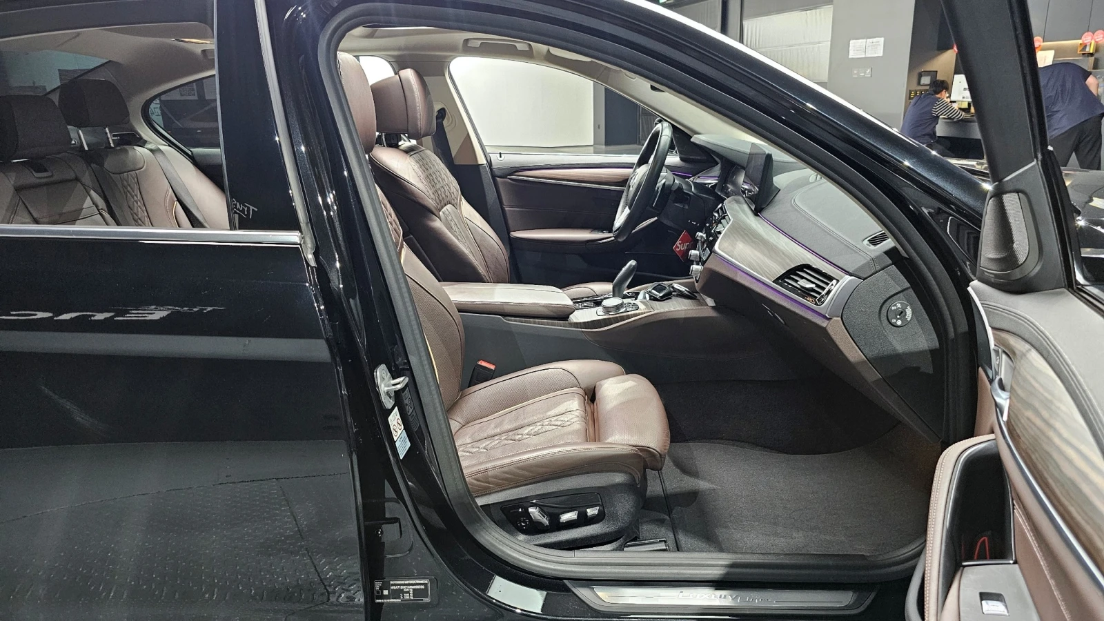 BMW 530 i Luxury| HUD| Distronic| Ventilated Seats, снимка 10 - Автомобили и джипове - 54639360
