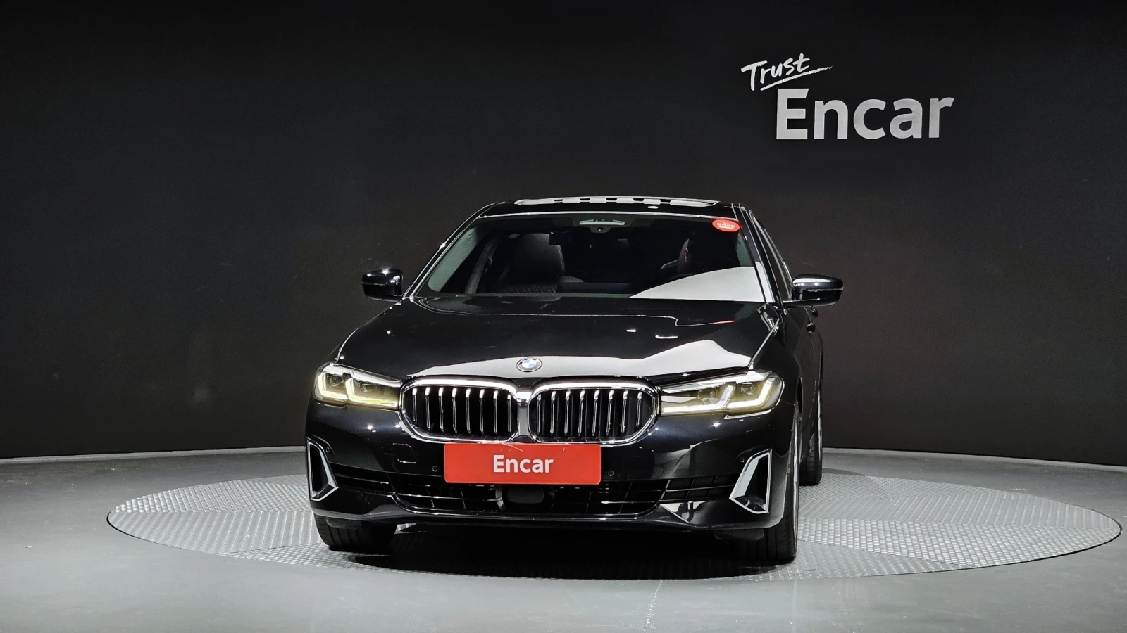 BMW 530 i Luxury| HUD| Distronic| Ventilated Seats, снимка 3 - Автомобили и джипове - 54639360