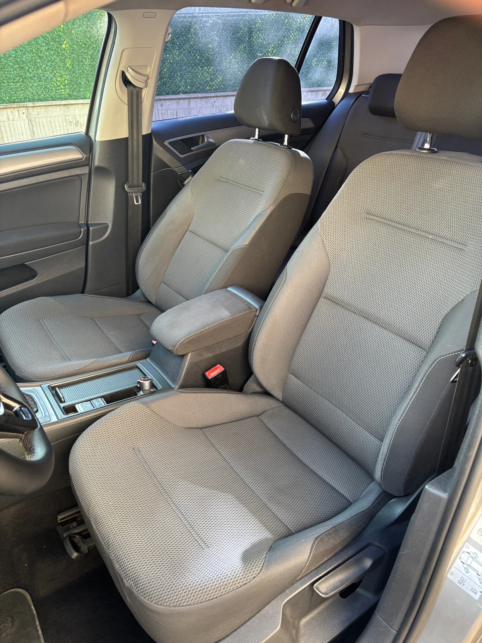 VW Golf 1.6 TDI, снимка 10 - Автомобили и джипове - 55850028