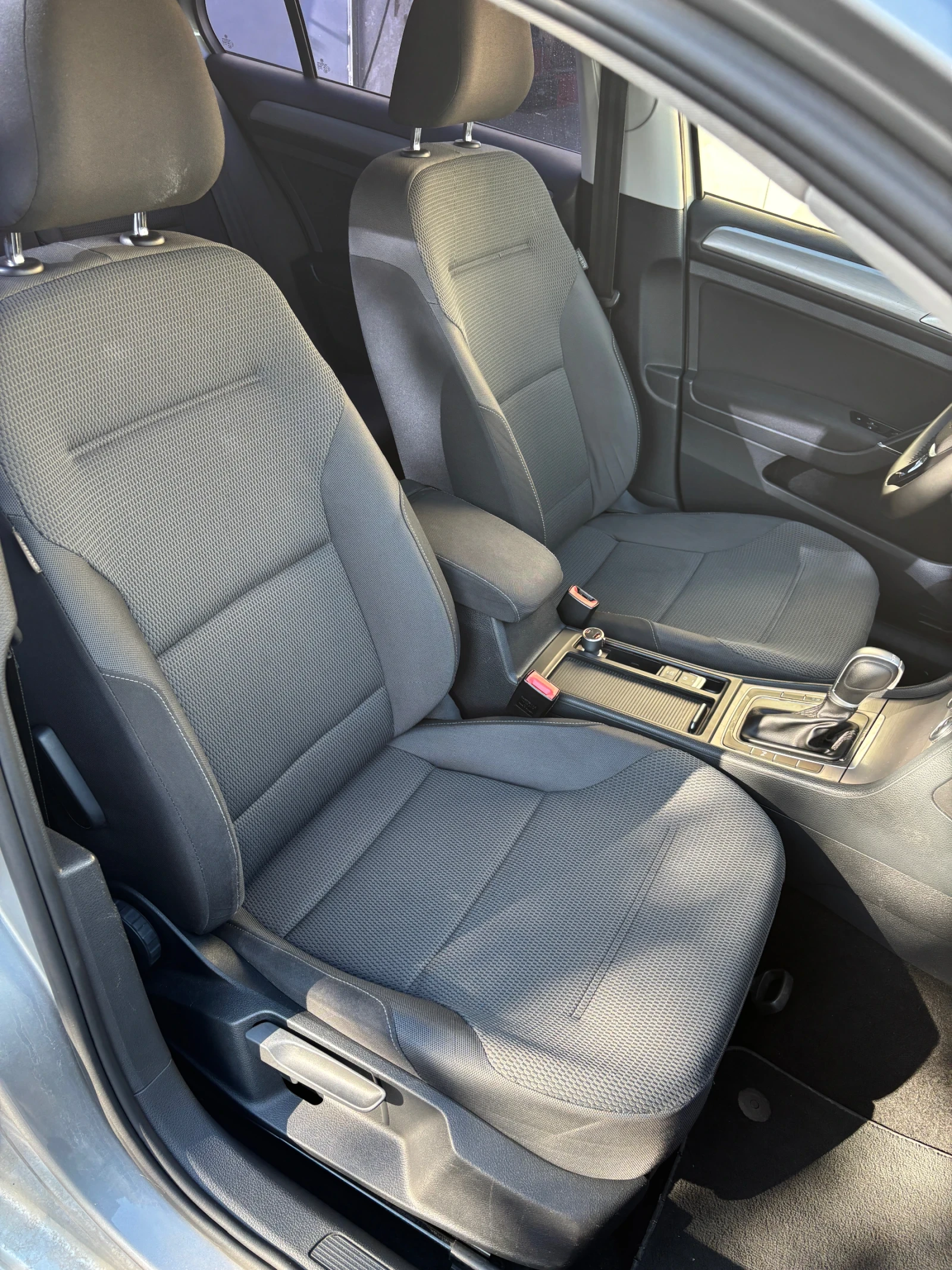 VW Golf 1.6 TDI, снимка 11 - Автомобили и джипове - 55850028