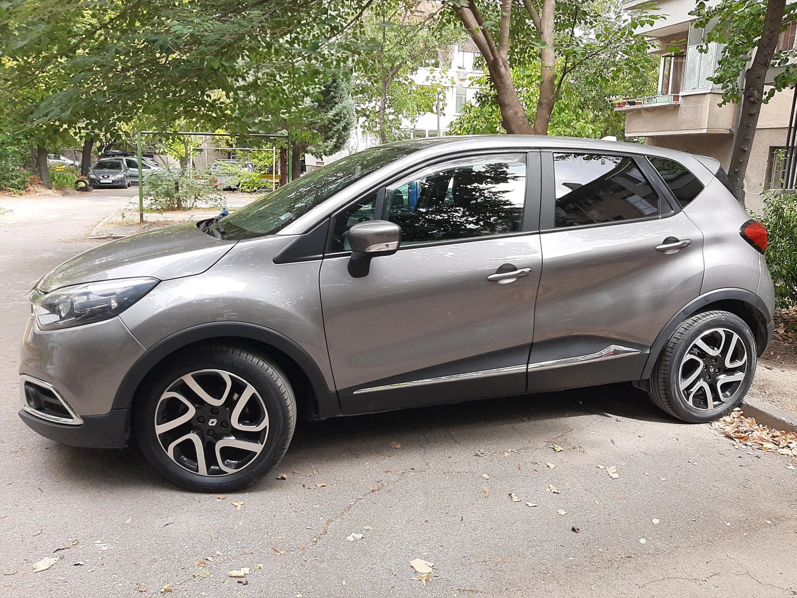 Renault Captur, снимка 2 - Автомобили и джипове - 56301106