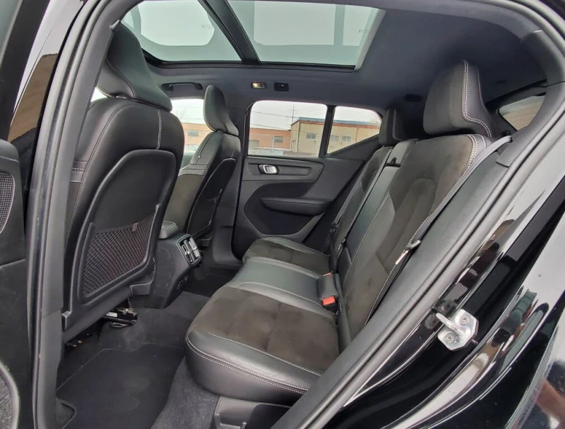 Volvo XC40 T5* R-DESIGN* ПОДГРЕВ* КАМЕРА* ПАНОРАМА* КЕЙЛЕС, снимка 13 - Автомобили и джипове - 53455853