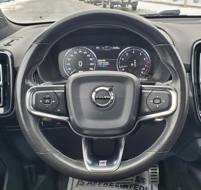 Volvo XC40 T5* R-DESIGN* ПОДГРЕВ* КАМЕРА* ПАНОРАМА* КЕЙЛЕС, снимка 9 - Автомобили и джипове - 53455853