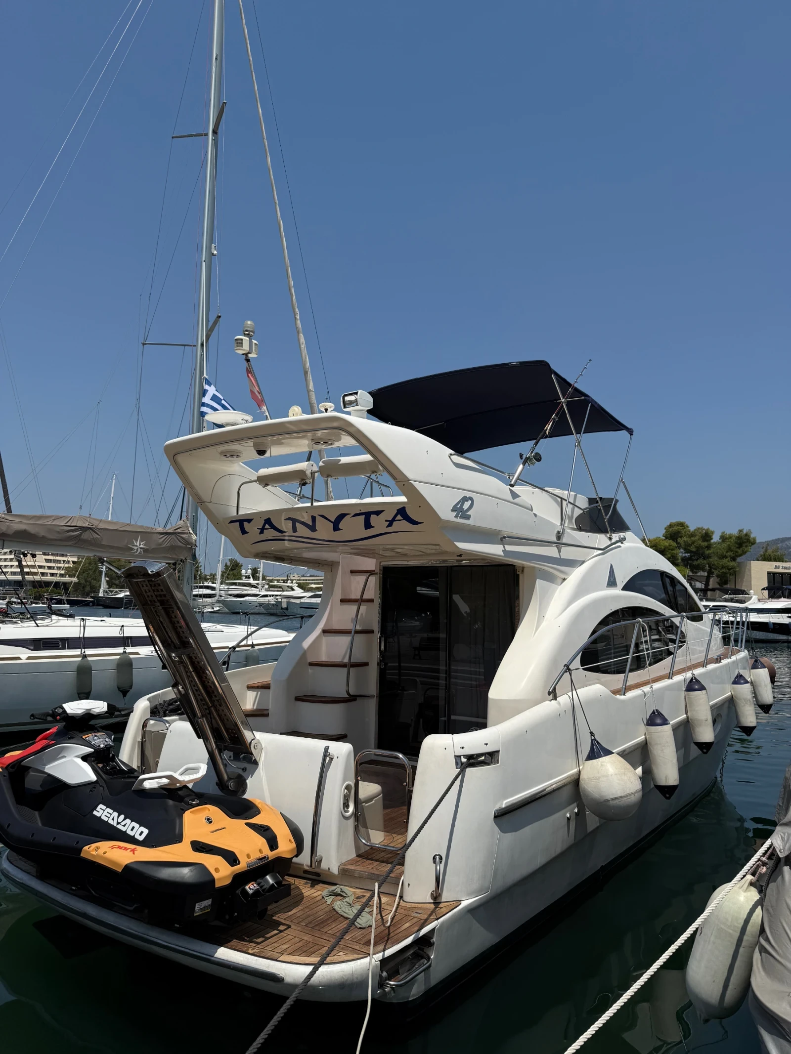 Моторна яхта Azimut 42 FLY - изображение 3