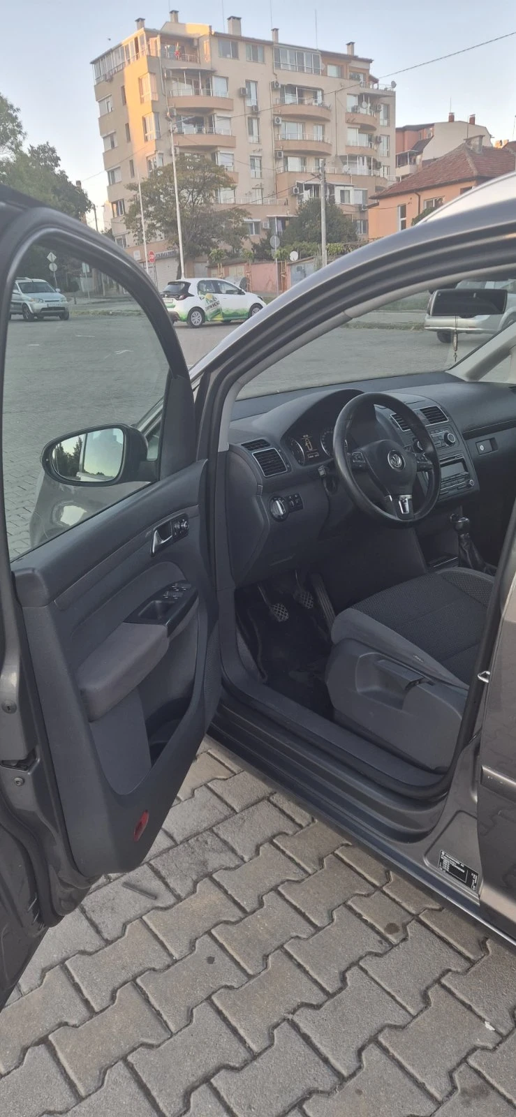 VW Touran 1Т3, снимка 8 - Автомобили и джипове - 56350404