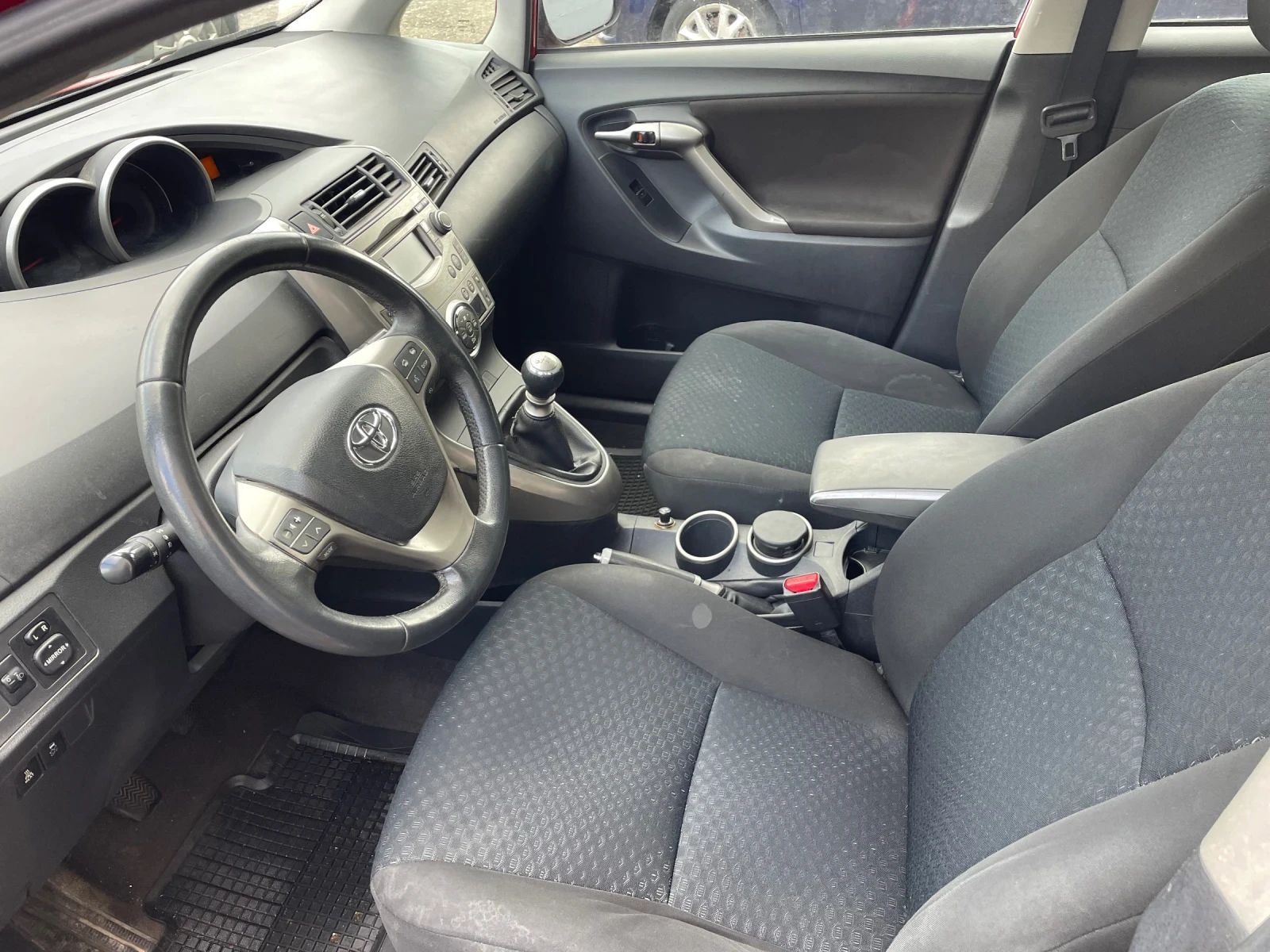 Toyota Verso 2.0 D4D, 3 КЛЮЧА, ЗИМНИ ГУМИ - изображение 3