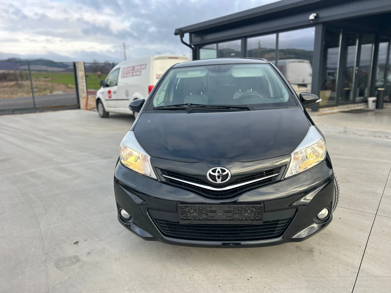 Toyota Yaris 1.3i Навигация, камера 6 ск - изображение 3