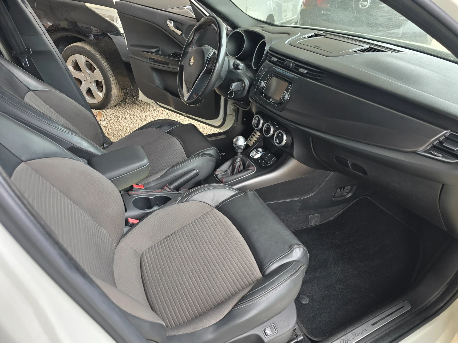 Alfa Romeo Giulietta 1.4 170kcFace- Мултимедия, снимка 3 - Автомобили и джипове - 54206865