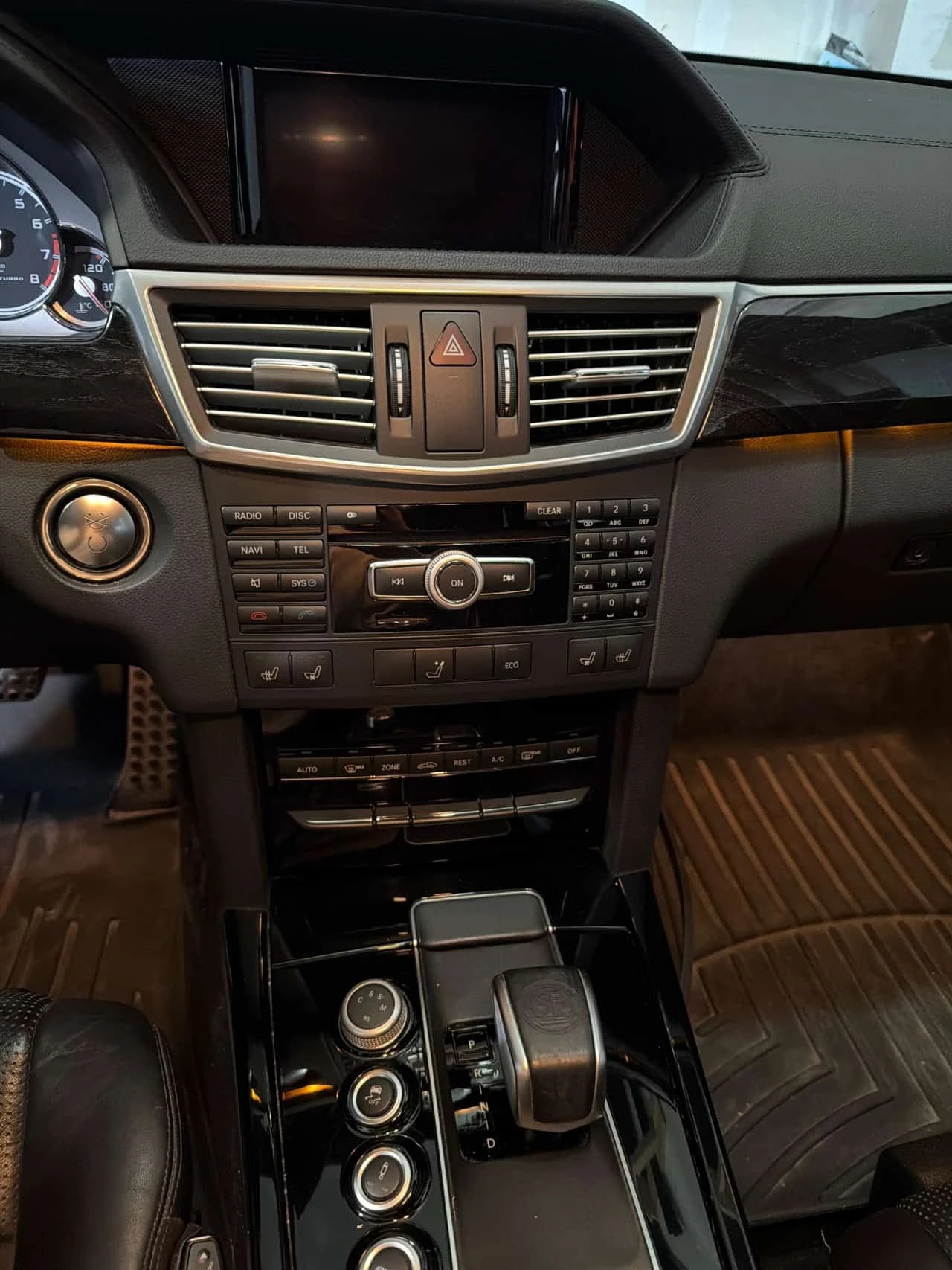 Mercedes-Benz E 63 AMG * ГЛАВНО ПРЕДСТАВИТЕЛСТВО* KEY LESS* ДИСТРОНИК* ПА, снимка 9 - Автомобили и джипове - 54549685