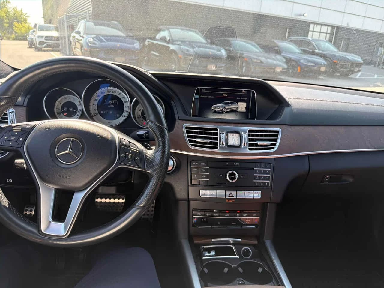 Mercedes-Benz E 400 4MATIC * ПАНОРАМА * CARFAX * 44К КМ * , снимка 9 - Автомобили и джипове - 55615583