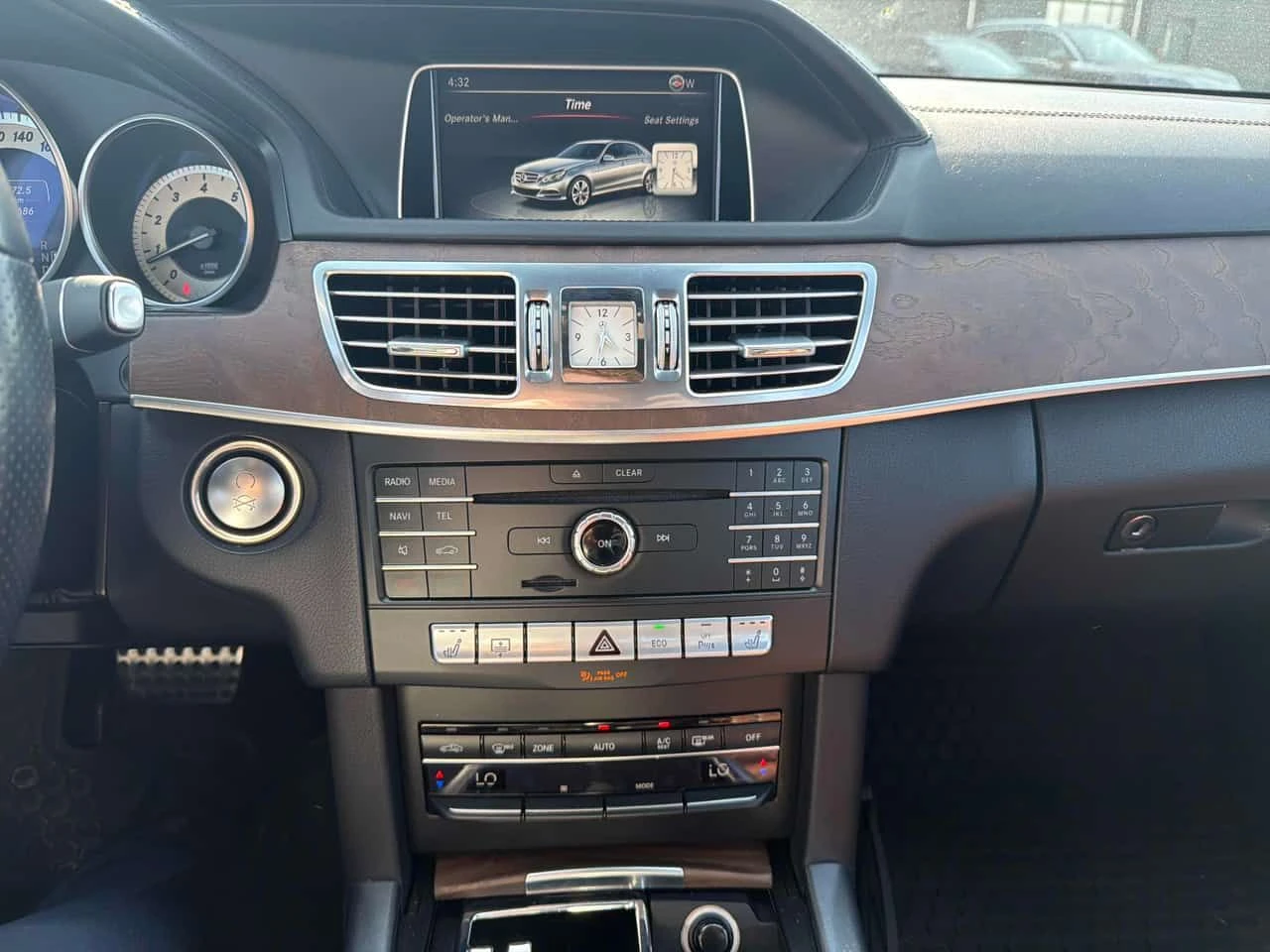 Mercedes-Benz E 400 4MATIC * ПАНОРАМА * CARFAX * 44К КМ * , снимка 10 - Автомобили и джипове - 55615583