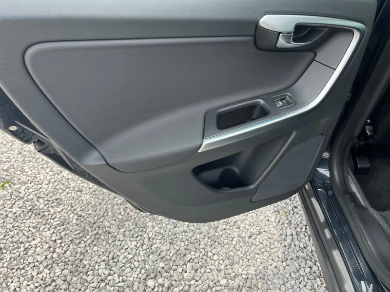 Volvo XC60 2.4D5-175k.c., снимка 11 - Автомобили и джипове - 50396733