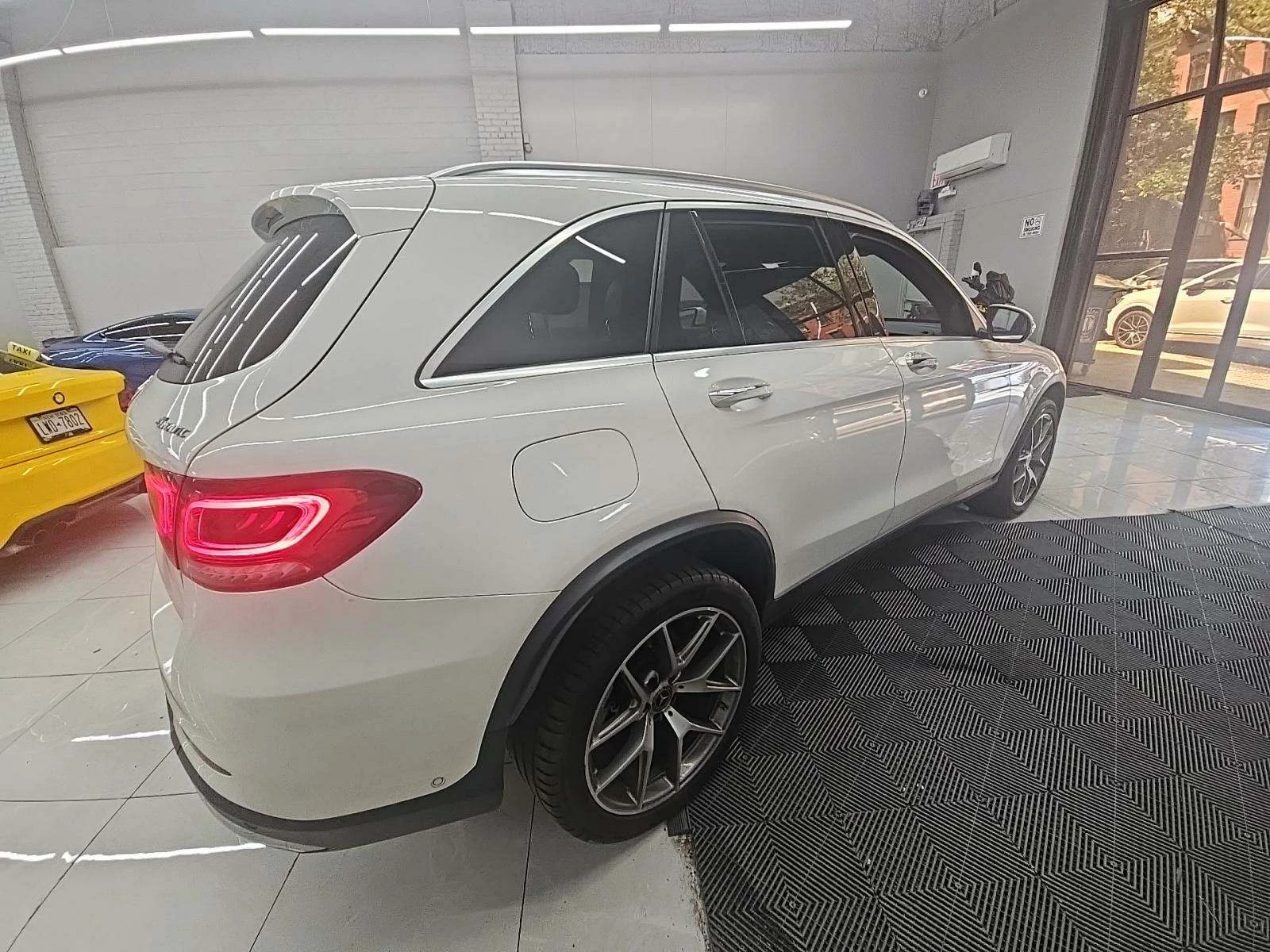 Mercedes-Benz GLC 300 BUY NOW* 4MATIC* AMG* Burmester* Digital* Ambient* - изображение 4