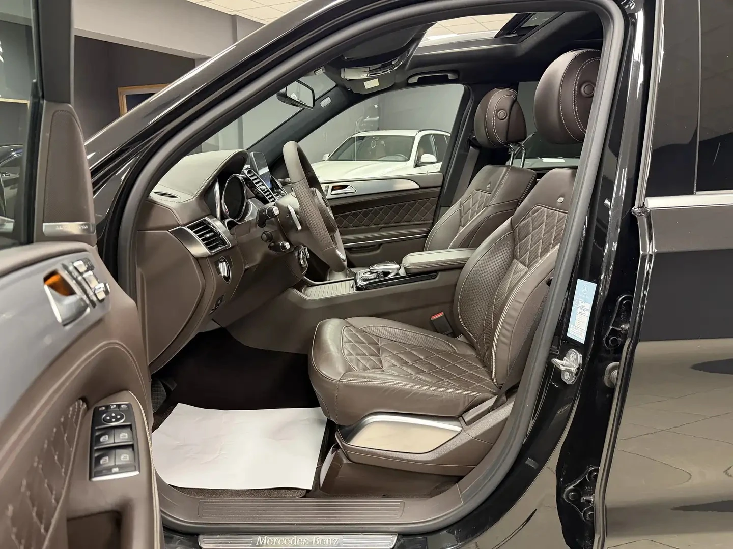 Mercedes-Benz GLS 500  AMG-Line 4Matic, снимка 5 - Автомобили и джипове - 53915343