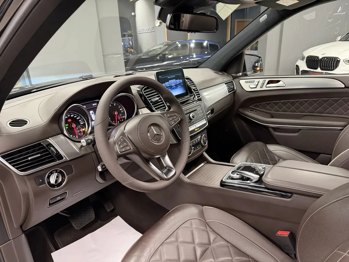 Mercedes-Benz GLS 500  AMG-Line 4Matic, снимка 6 - Автомобили и джипове - 53915343