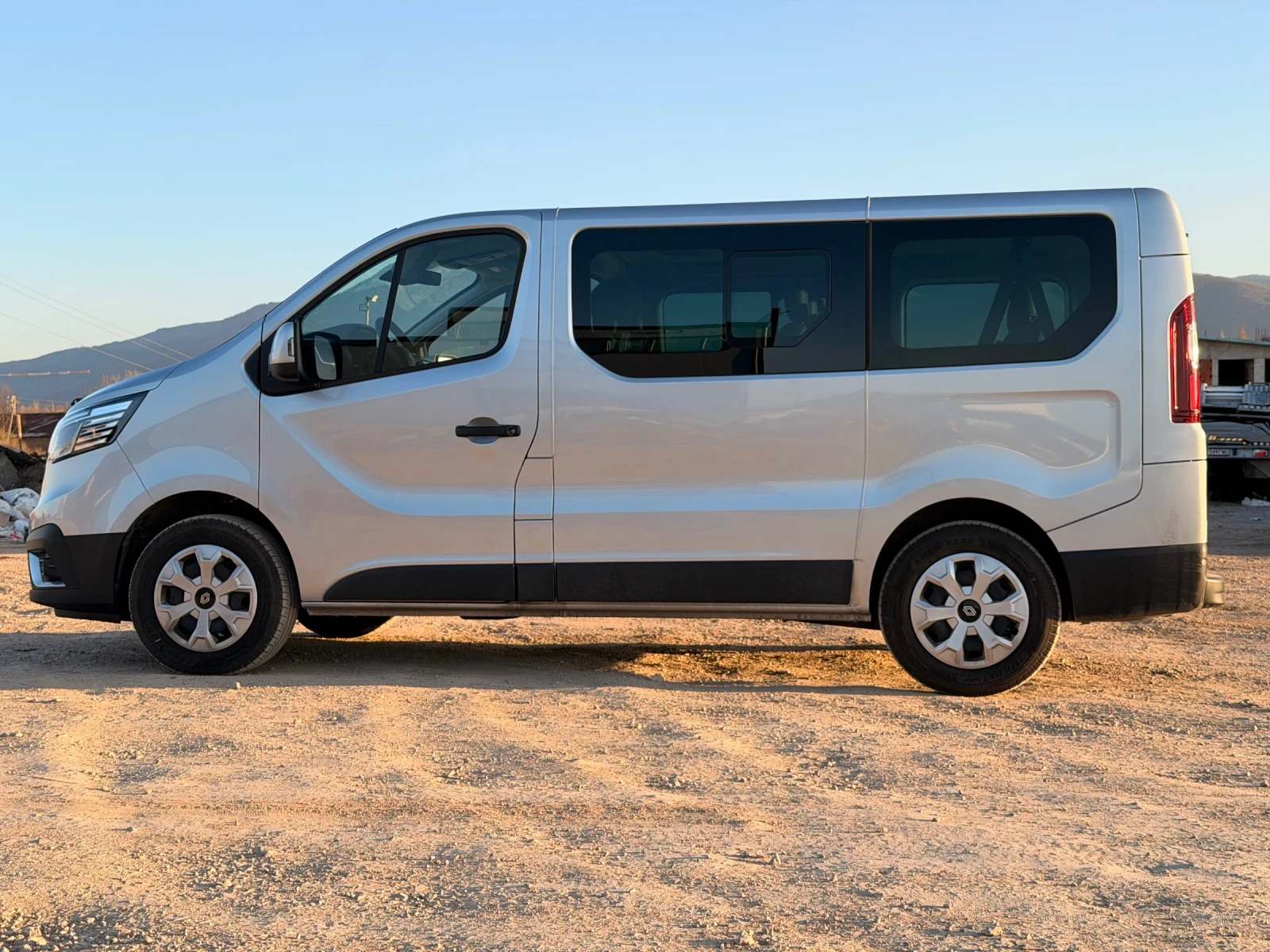 Renault Trafic 2.0 8+ 1 AUTOMATIC , снимка 7 - Бусове и автобуси - 55888876