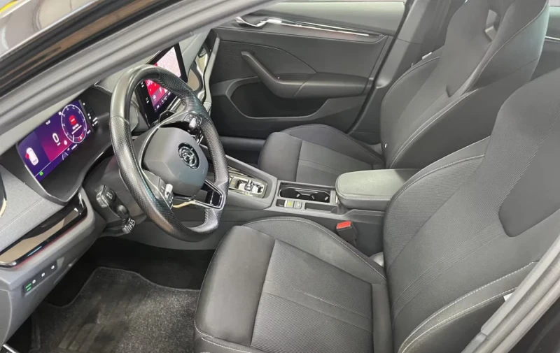 Skoda Octavia COMBI/1.4/STYLE/LED/204HP/CAYPLAY/CAM/118D, снимка 9 - Автомобили и джипове - 51911601