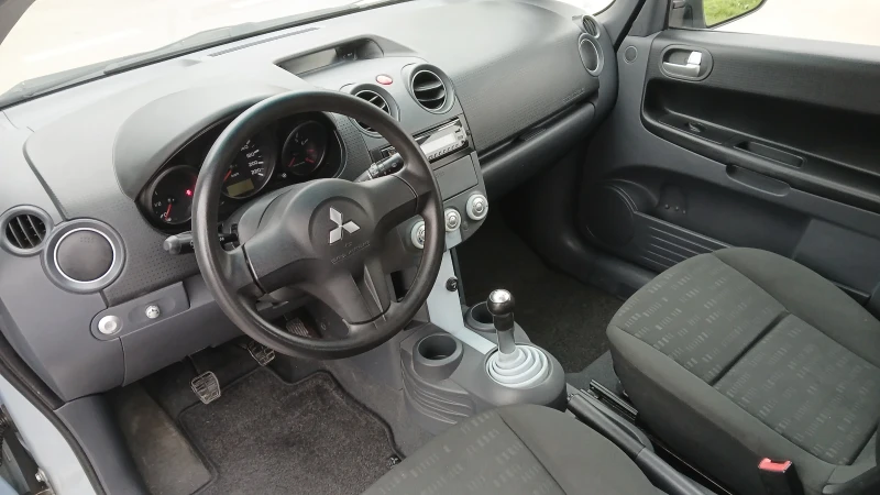 Mitsubishi Colt 1.3, снимка 9 - Автомобили и джипове - 52877639
