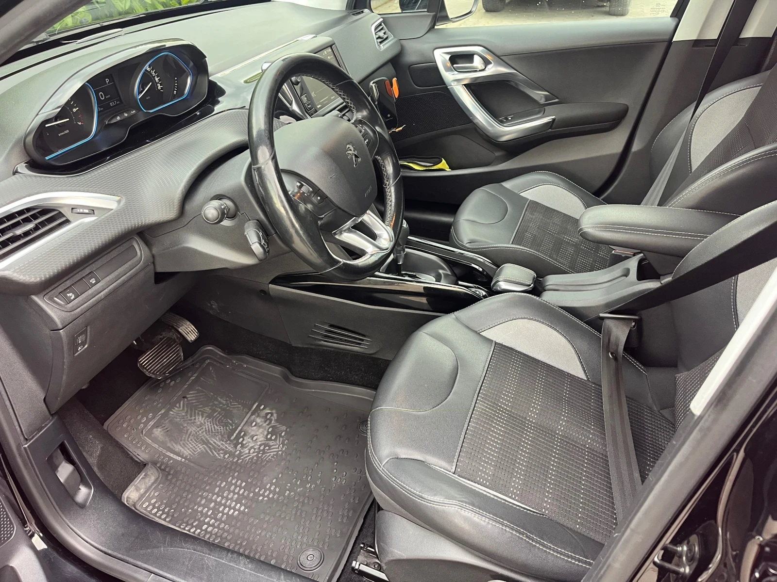 Peugeot 2008 1.2 PureTech, снимка 8 - Автомобили и джипове - 56338818