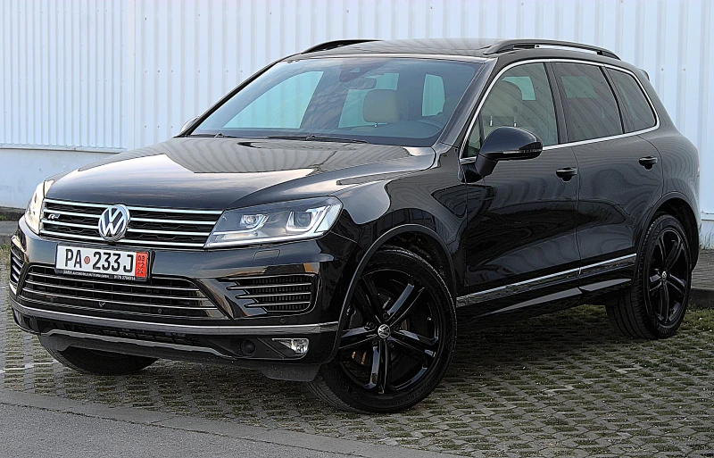 VW Touareg 3.0TDI/R-LINE/4-MOTION/KAMERA 360/DISTRONIC/PANO, снимка 2 - Автомобили и джипове - 48031930