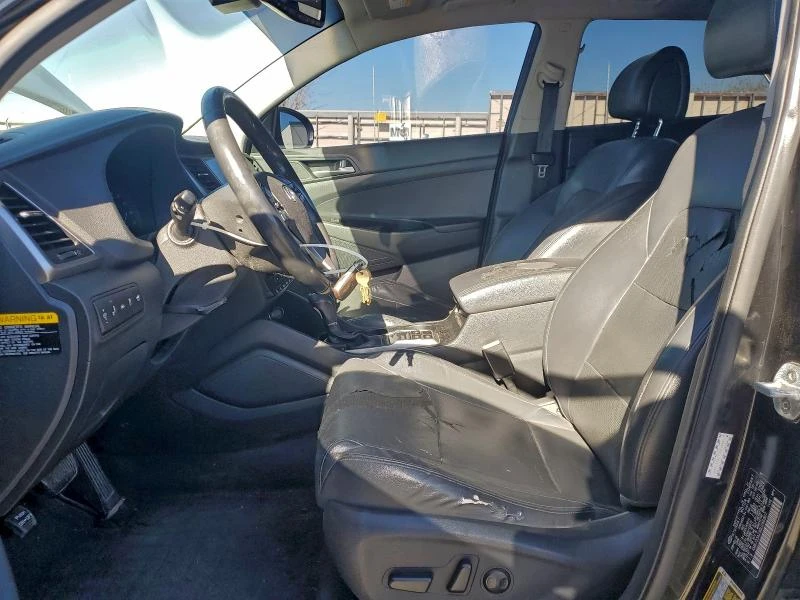 Hyundai Tucson 1.6L 4 Front-wheel Drive, снимка 12 - Автомобили и джипове - 53598693