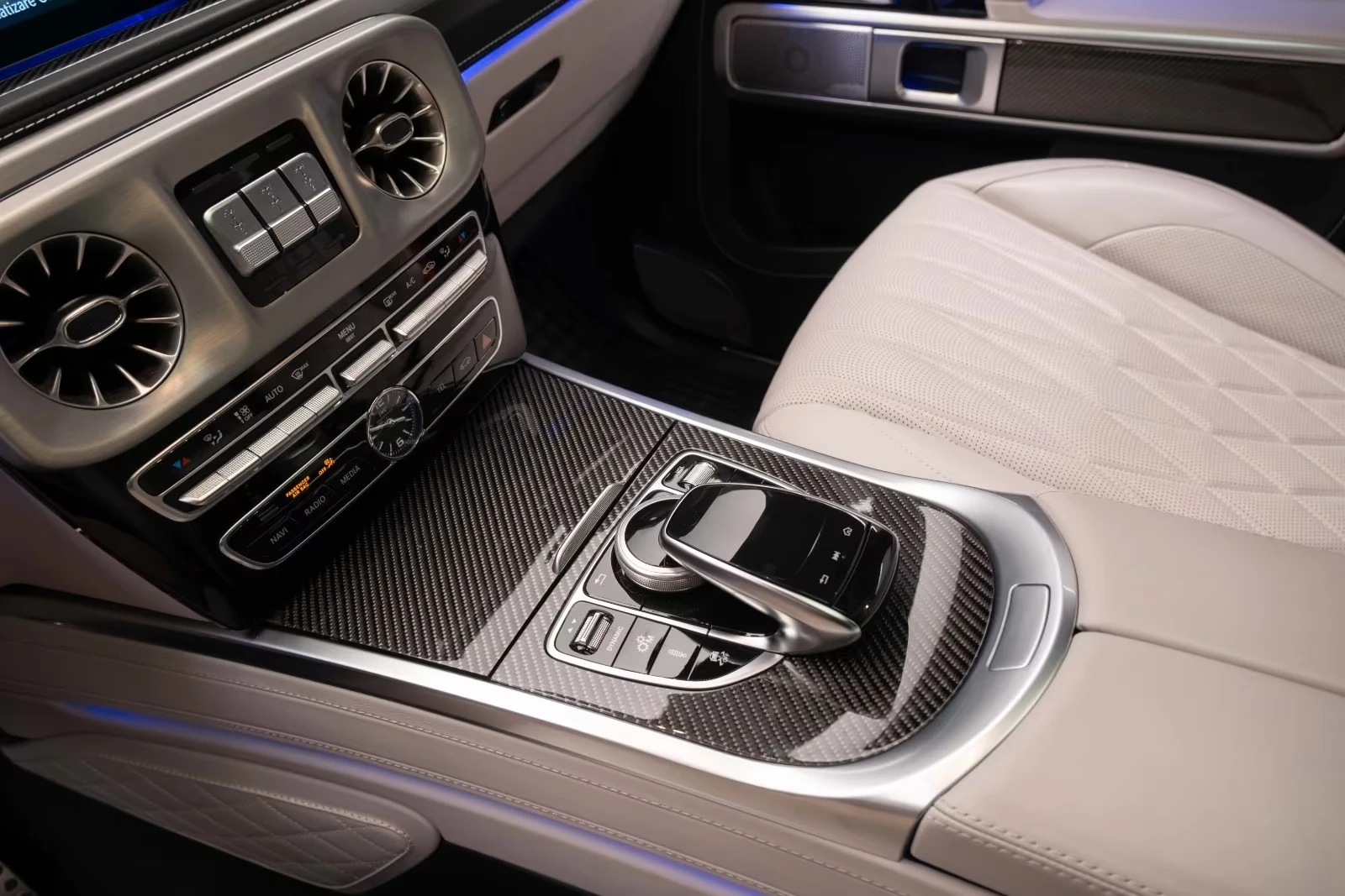 Mercedes-Benz G 63 AMG FACELIFT / 4 MATIC / NIGHT / 360 / MULTIBEAM/ BURM, снимка 14 - Автомобили и джипове - 55187396