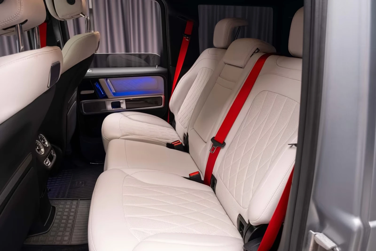 Mercedes-Benz G 63 AMG FACELIFT / 4 MATIC / NIGHT / 360 / MULTIBEAM/ BURM, снимка 17 - Автомобили и джипове - 55187396