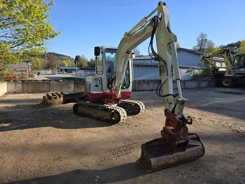 Багер Takeuchi TB 235, снимка 2 - Индустриална техника - 54550084
