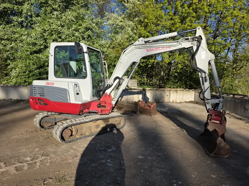 Багер Takeuchi TB 235, снимка 3 - Индустриална техника - 54550084