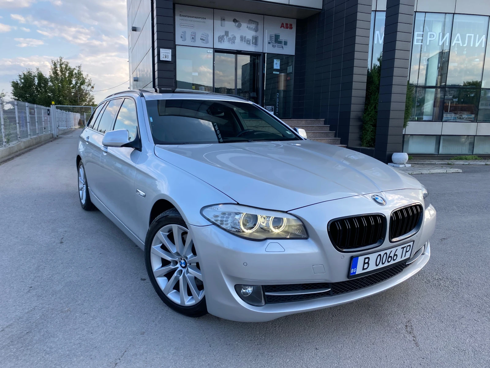 BMW 520 184кс ПАНОРАМА, KEYLESS-GO, НАПЪЛНО ОБСЛУЖЕНА - изображение 2