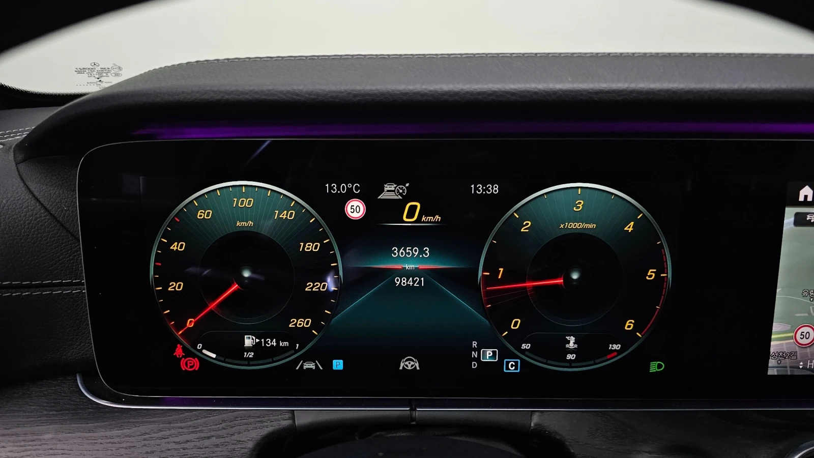 Mercedes-Benz E 220 AMG Line | 360 | HUD, снимка 8 - Автомобили и джипове - 54976329