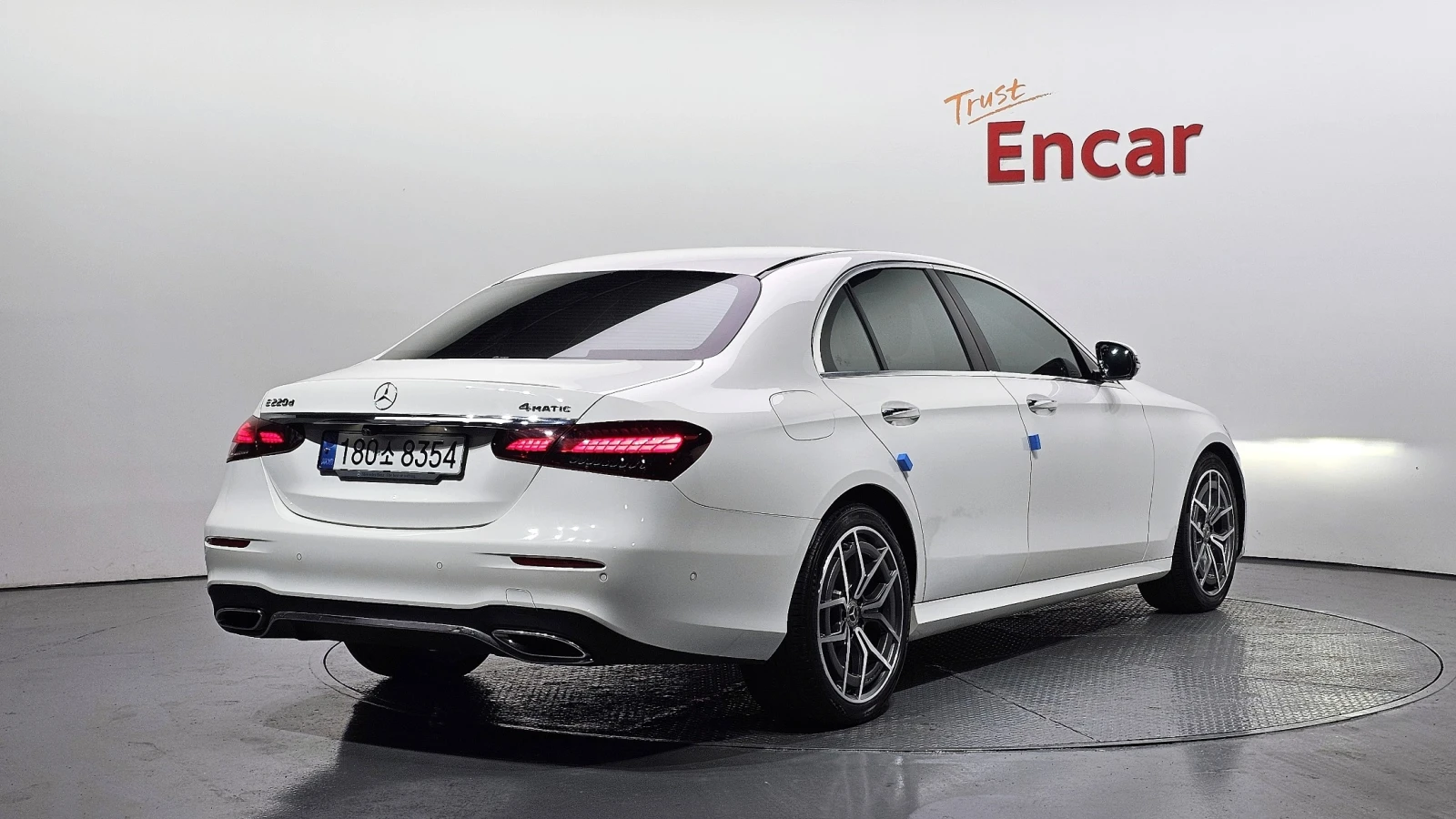 Mercedes-Benz E 220 AMG Line | 360 | HUD, снимка 2 - Автомобили и джипове - 54976329