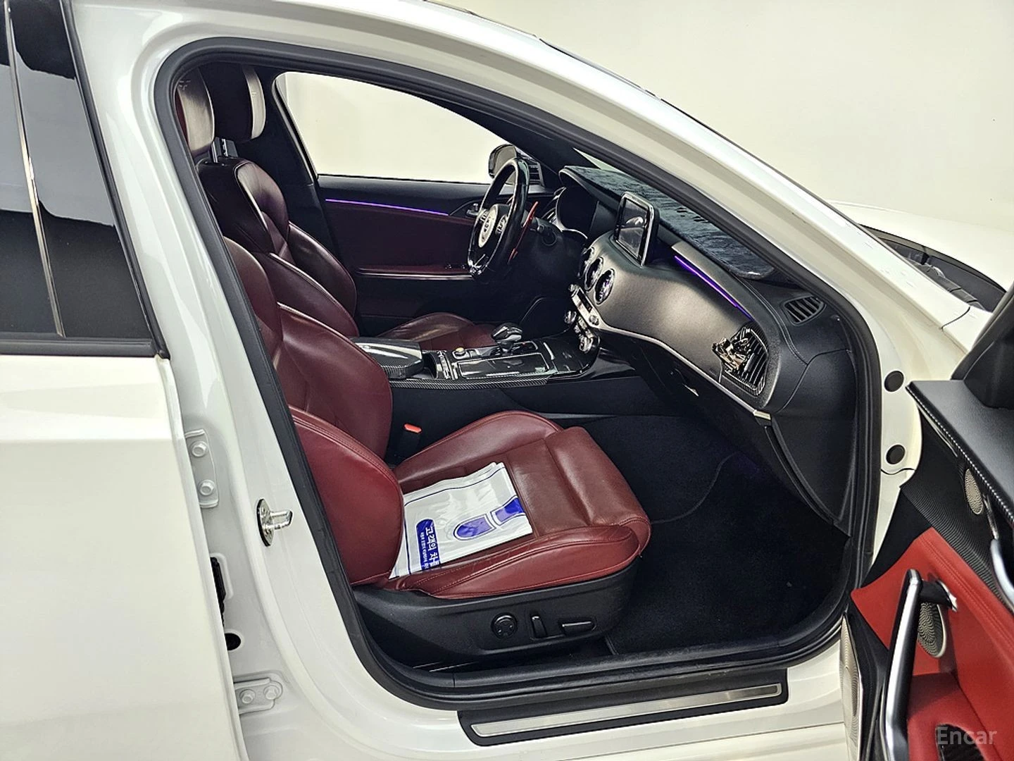 Kia Stinger * 3.3 TURBO* AWD* KEYLESS* Camera* ПОДГРЕВ* , снимка 11 - Автомобили и джипове - 55656675