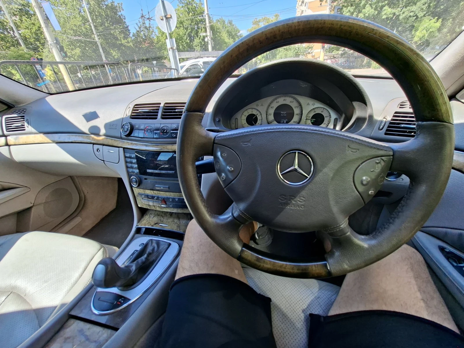 Mercedes-Benz E 320 7-местен, снимка 13 - Автомобили и джипове - 56135870