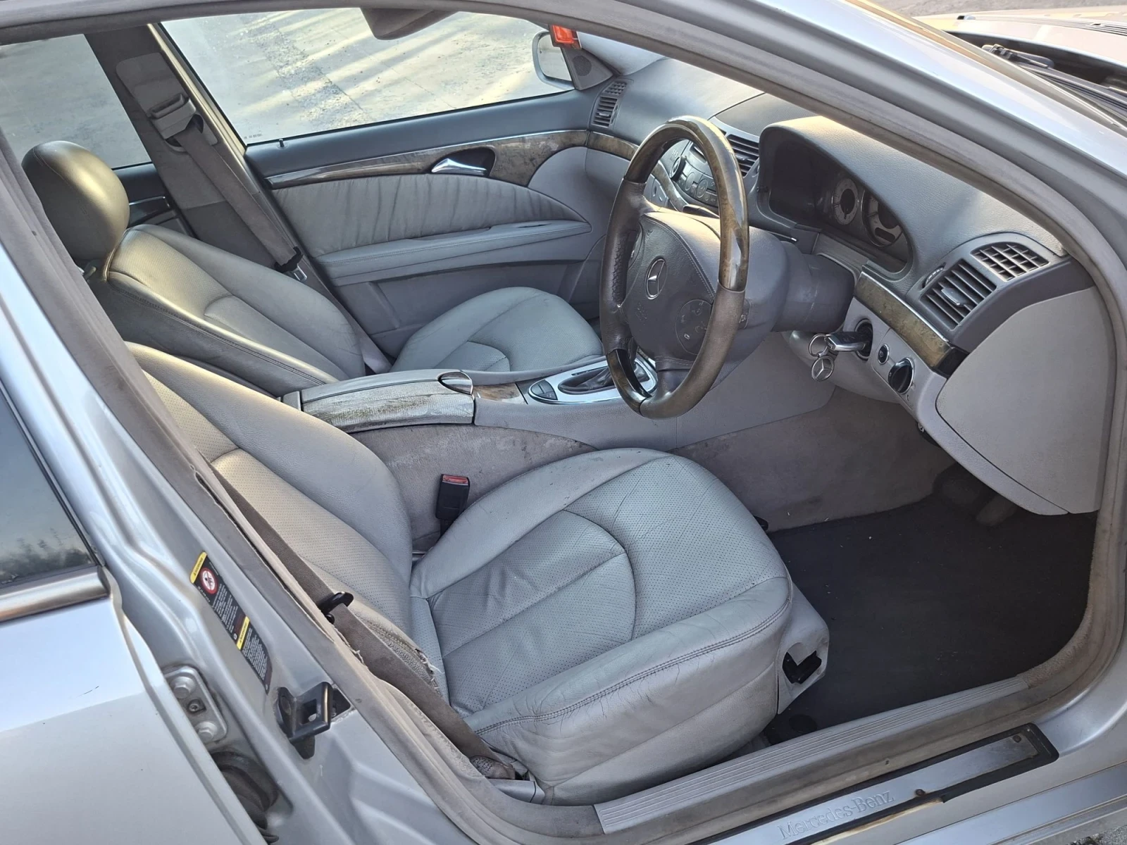 Mercedes-Benz E 320 7-местен, снимка 9 - Автомобили и джипове - 56135870
