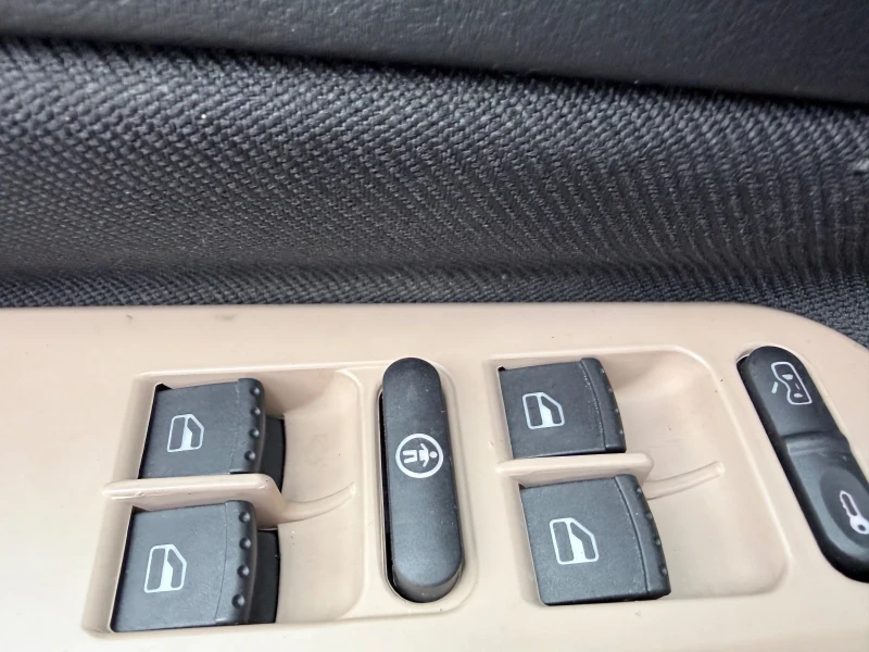 VW Golf 1.6 бензин , снимка 11 - Автомобили и джипове - 52158734