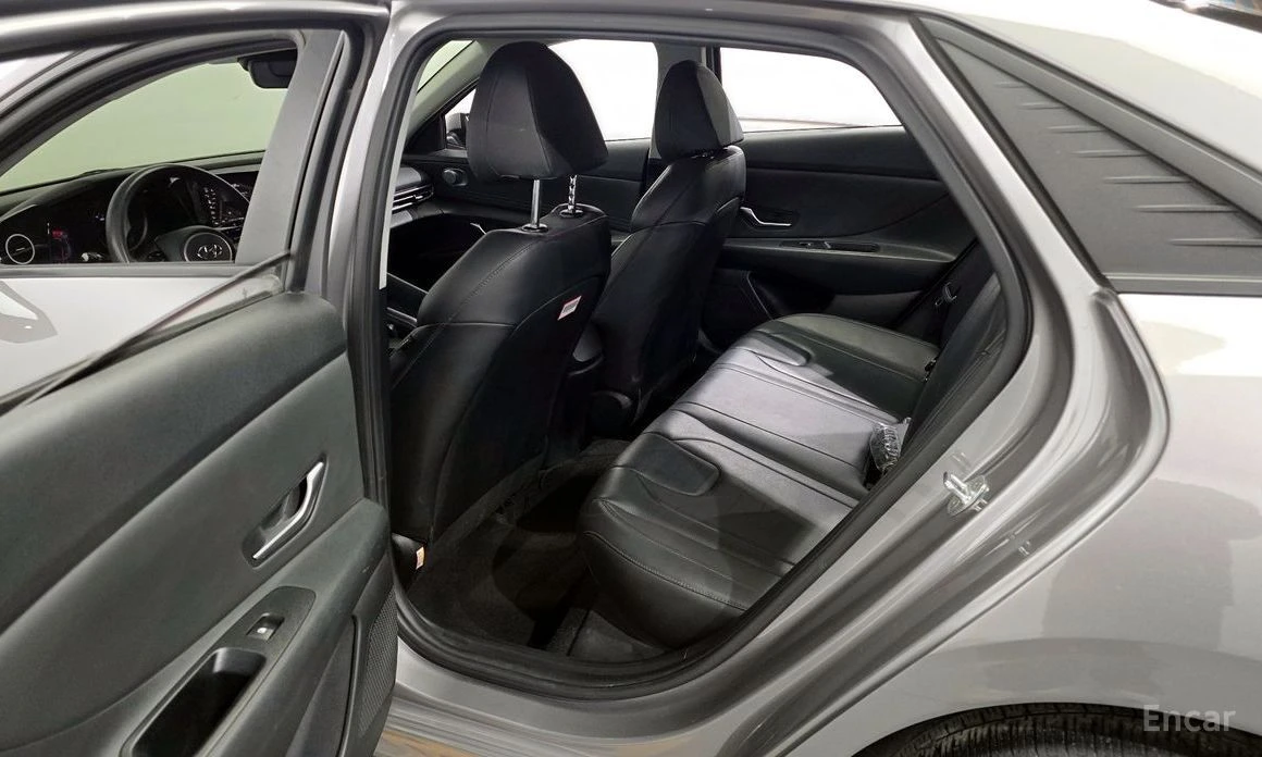 Hyundai Elantra, снимка 11 - Автомобили и джипове - 54039366