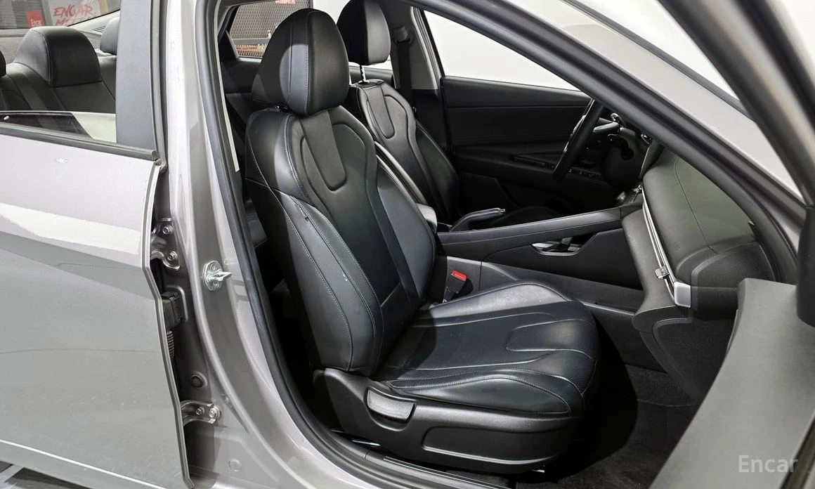 Hyundai Elantra, снимка 12 - Автомобили и джипове - 54039366