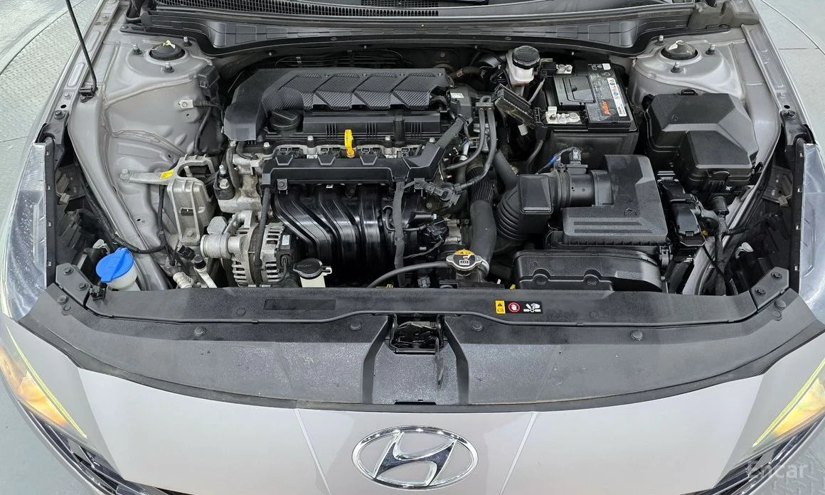 Hyundai Elantra, снимка 6 - Автомобили и джипове - 54039366