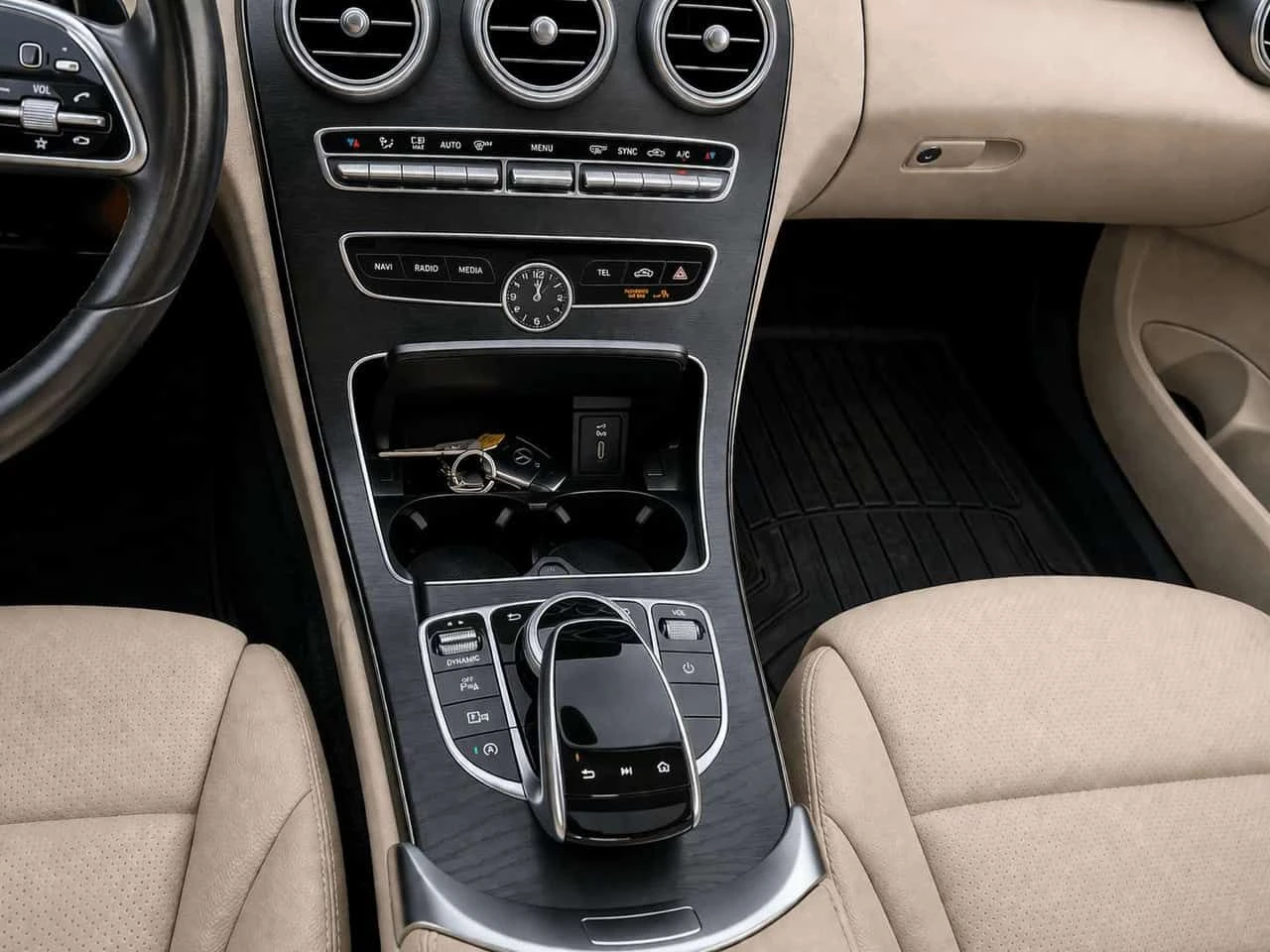 Mercedes-Benz C 300 CARFAX/Дигитален КМ./Кожа/Нави/Подгрев/Панорама, снимка 13 - Автомобили и джипове - 54469884