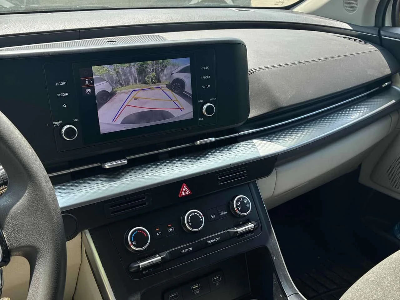 Kia Carnival * FWD * АВТОКРЕДИТ БЕЗ ПЪРВОНАЧАЛНА ВНОСКА* , снимка 9 - Автомобили и джипове - 55023705
