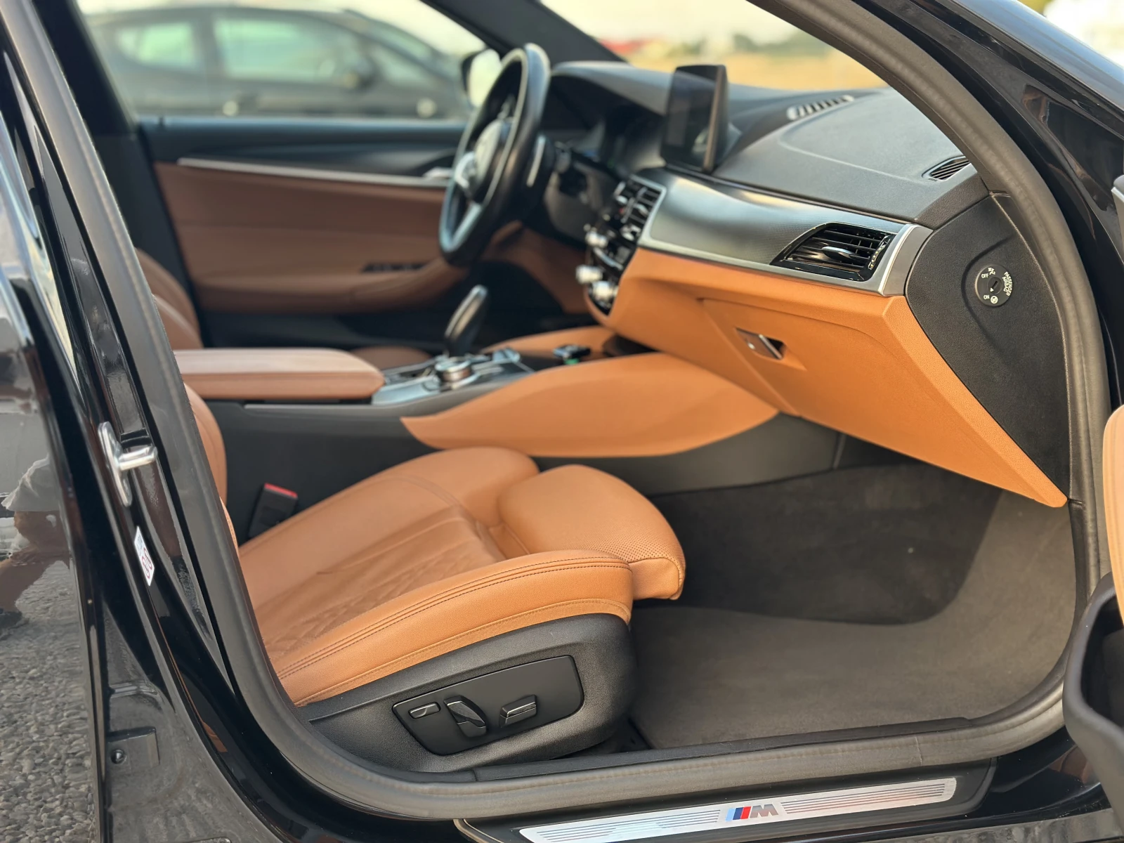 BMW 530E  iPerformance | M PACK | SHADOW LINE, снимка 8 - Автомобили и джипове - 55069403