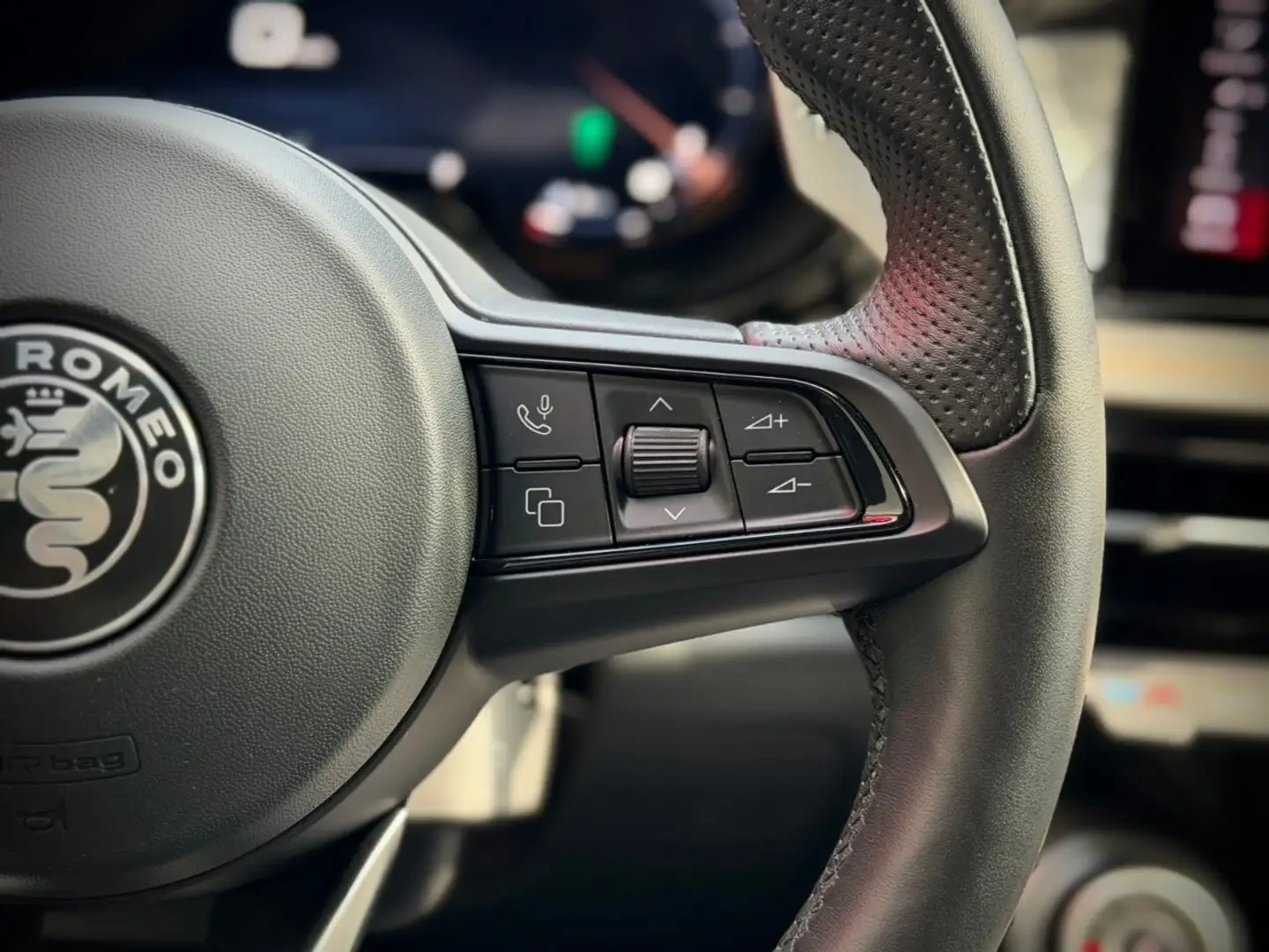 Alfa Romeo Tonale Veloce: PHEV Vent Seats 360 Camera Harman/Kardon E | Mobile.bg � ����������� 10