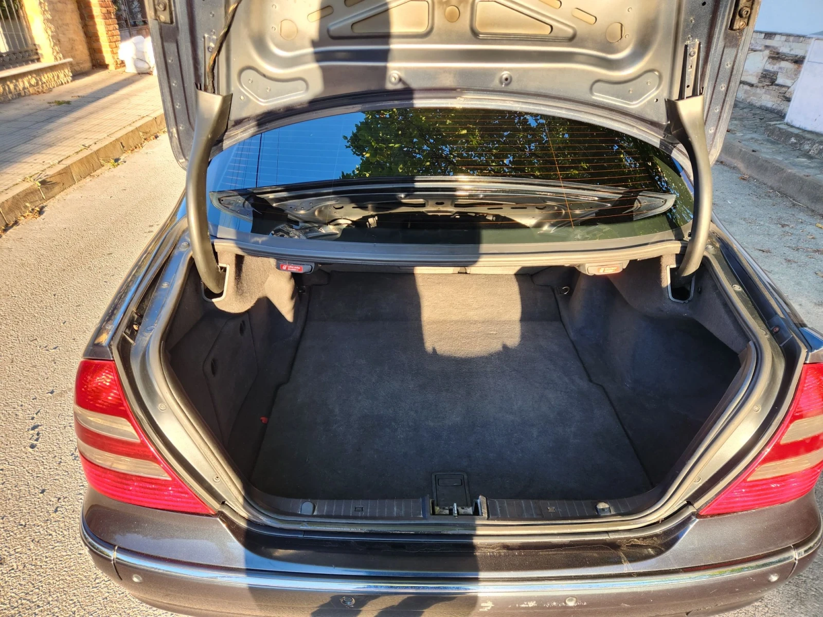 Mercedes-Benz E 220, снимка 12 - Автомобили и джипове - 56342564