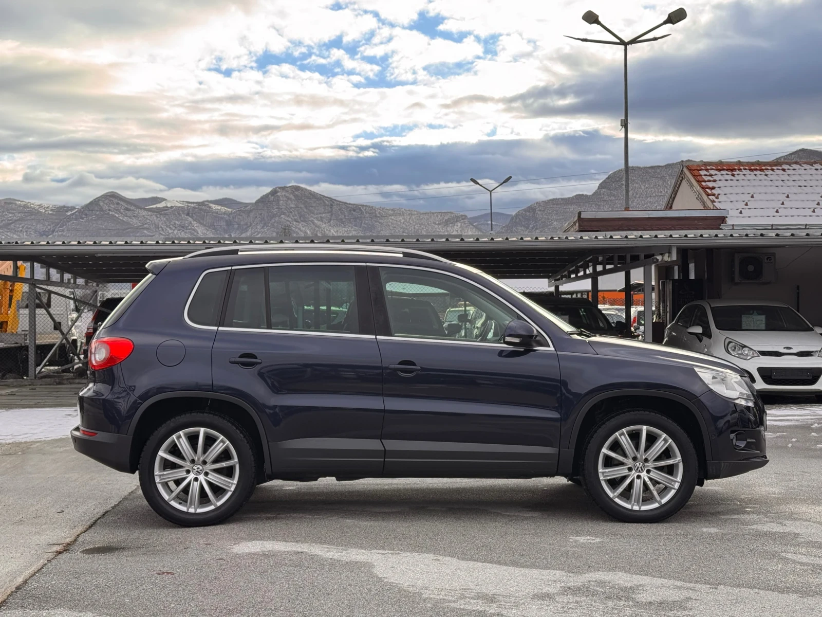 VW Tiguan 2.0TDI 4Motion АВТОМАТ, снимка 4 - Автомобили и джипове - 53715365